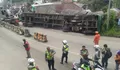 Truk Trailer Terguling Timpa Rumah Warga