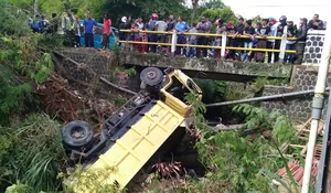 TAK KUAT MENANJAK, TRUK TABRAK ANGKOT DAN ALPHARD