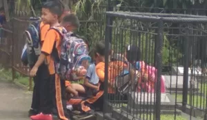 Lagi Direhab, Siswa SDN Kebonpedes 7 Bermain di Makam