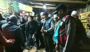 RAZIA BARENG ULAMA, RATUSAN BOTOL MIRAS DISITA POLISI