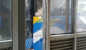 Ngamuk, Istri Sopir TransPakuan Pecahkan Kaca Halte