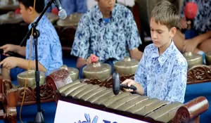 Gamelan Siswa Bule Ramaikan Galeri Batik