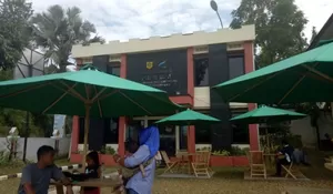 TAMAN KANTOR KECAMATAN DISULAP JADI KAFE