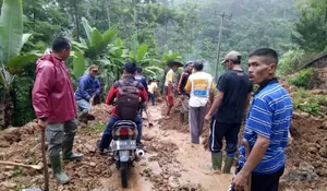 Dua Akses Jalan Lumpuh  Tertutup Longsor