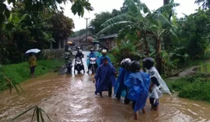 Ambles, Jalan Tergenang Bikin Kendaraan Mogok