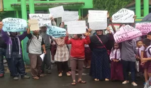 Puluhan Orang Tua Ngamuk di SDN 5 Gunungputri