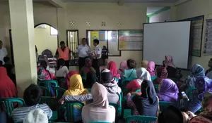 Warga Bantaran Rel Geruduk Pemdes WatesJaya