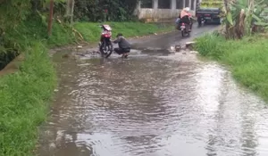 Warga Manfaatkan Banjir untuk Cuci Kendaraan