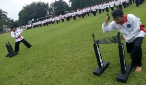 Cetak Rekor Muri, 1.000 Batang Baja Dipatahkan Tangan Kosong