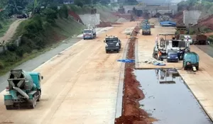 Masa Depan Proyek Jalan Bomang Tak Jelas