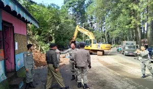 Rawan Bencana Longsor, Lapak PKL Kembali Dibongkar