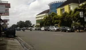 Tak Ada Terminal, Kendaraan Parkir Sembarangan