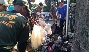 Haduh, Warga Bandel Buang Sampah di Jembatan Nagrak