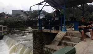 Memancing Ikan Soro di Bendung Cibalok
