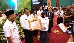 Pemdes Warung Menteng Terima Penghargaan Pancaniti