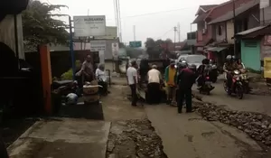 UPT Jajem dan Pemdes Banjarwaru Kompak Perbaiki Jalan