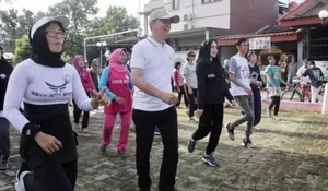 Dedie Libatkan Istri