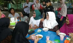 Ade Yasin Traktir Warga Makan Bakso