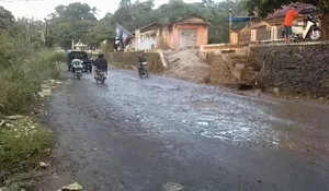 Warga Desak Betonisasi Jalan Banjarwaru Dipercepat