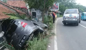 Hindari Truk Kontainer, Nissan Seruduk Rumah Warga