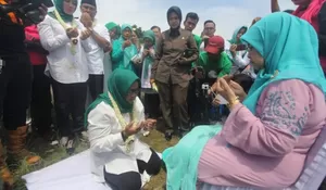 Ade Yasin Basuh Kaki Ibu