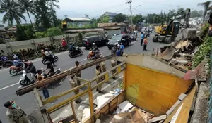 Usai Dibongkar, Lapak Simpang Ciawi  Dibangun Kembali