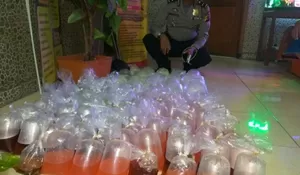 Gelar Razia, Kapolsek Berangus Miras Oplosan