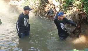 Bareng TNI, Kelurahan Ciluar Bebersih Sungai