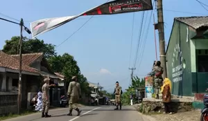 Satpol PP Berangus Spanduk Liar