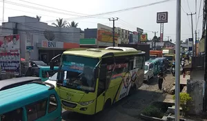 Jalan Cibadak Macet Jelang Lebaran, Sopir Angkot Curhat