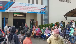 Antrean Pemohon KTP-el Pindah Tempat