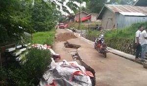 Akibat Pergeseran Tanah Sekitar 16 Rumah Rusak Dan Jalan Retak