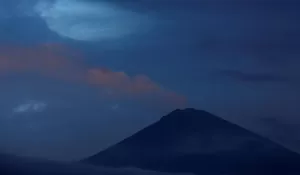 Warga Diminta Menjauh Dengan Radius 4 Km Dikarenakan Gunung Agung Yang Kembali Erupsi