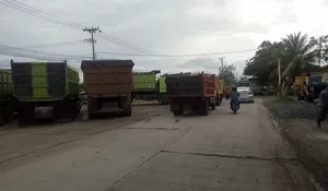 Haduh... Sopir Truk Tambang Berulah Di Rumpin