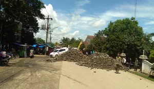 Dilarang Melintas, Pengusaha Tambang Tutup Jalan, Warga: Penjarakan