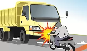 Bikers Nyaris Tewas Adu Banteng dengan Truk
