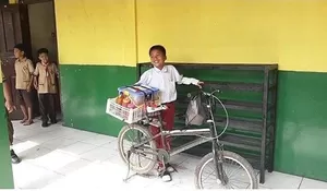 Bocah Ini Viral Karena Jualan Cilok Sambil Sekolah