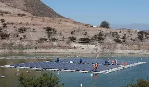 Pembangkit Listrik Tenaga Surya Mengapung Pertama di Dunia