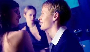 Diselingkuhi, Istri yang Marah Ini Telanjangi Suami