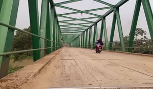 Ngeri! Jembatan Leuwiranji Bergoyang Saat Dilintasi Truk Tambang