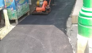 Warga Gotong-royong Hotmiks Empat Kampung