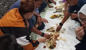 Makan Bareng di Pinggir Rel