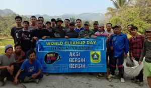 Buang Sampah Sembarangan Dihukum Bebersih Sungai