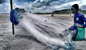 Gelombang Tinggi Teror Nelayan