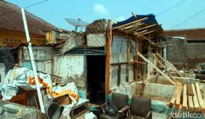 Rumah Syamsiah Ambruk Diterpa Hujan