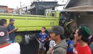 Tabrak Warung, Sopir Truk Terjepit