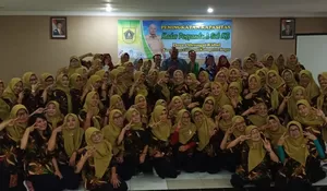 Bidan Desa Cileungsi kidul Latih Kader Posyandu