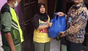 Lurah Jatijajar Tinjau Rumah Roboh Di Wilayahnya