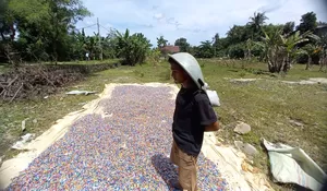 Menyelisik Daur Ulang Limbah Plastik di Pendowo Depok : Olah 1 Ton Sampah Per Hari, Ubah Limbah Plastik jadi Tutup Botol Baru