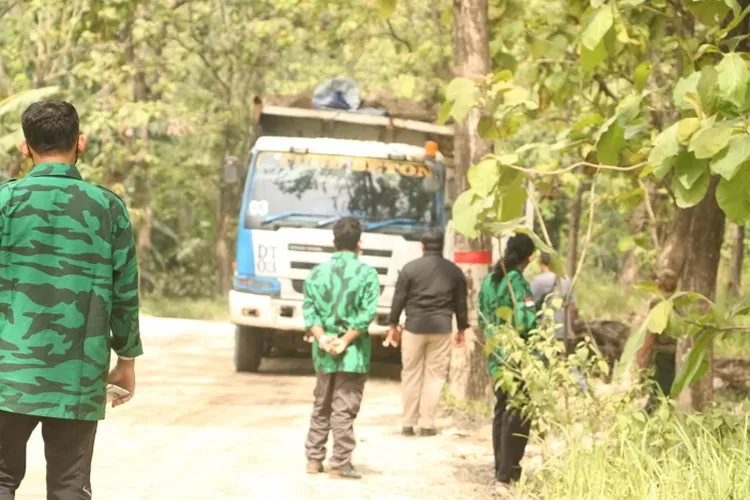 Puluhan Ormas Gerakan Pemuda Kabah Berhentikan Truk Galian Tambang